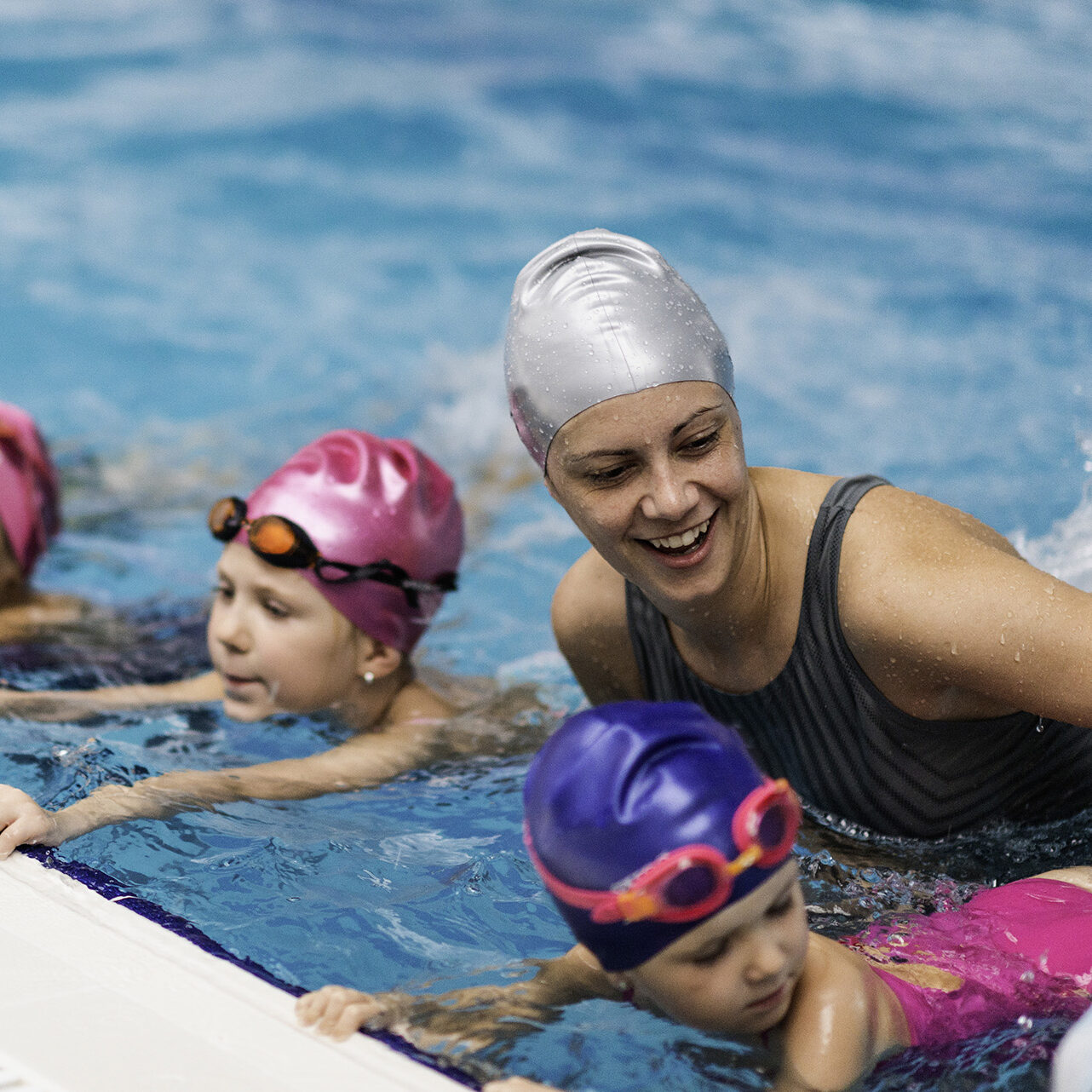 Swimming school - Swimming instructor with children